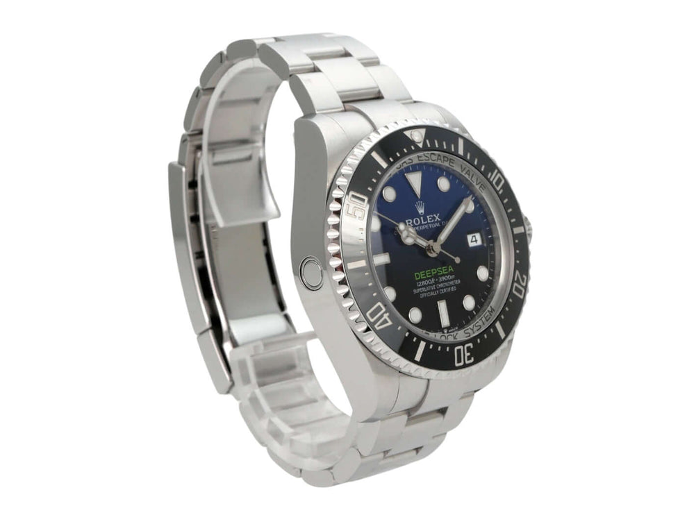 Rolex Sea-Dweller Deepsea 136660 D-Blue Uhr mit Edelstahlgehäuse und blauem Zifferblatt, seitlich gedreht.