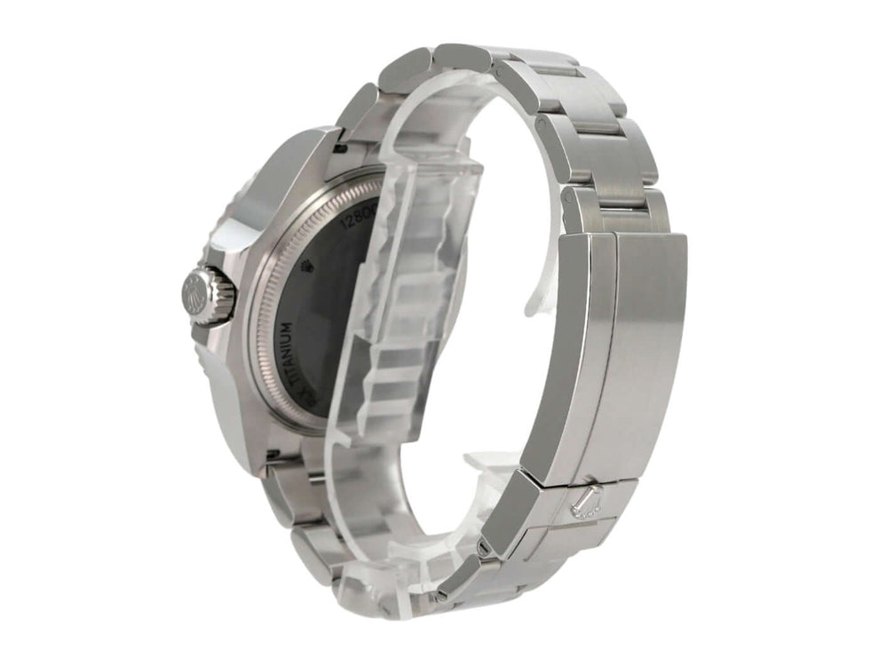 Rolex Sea-Dweller Deepsea 136660 D-Blue seitliche Ansicht mit Oyster-Edelstahlband und Gehäuse aus Edelstahl.
