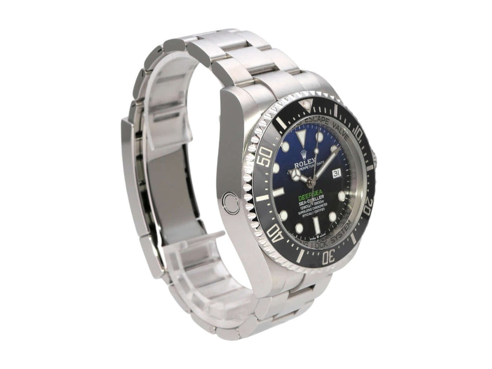 Rolex Sea-Dweller Deepsea 136660 D-Blue am Handgelenk, Edelstahl und blaues Zifferblatt