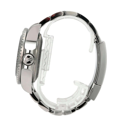 Rolex Sea-Dweller Deepsea 136660 D-Blue seitliche Ansicht mit poliertem Edelstahlarmband und Sicherheitsfaltschließe