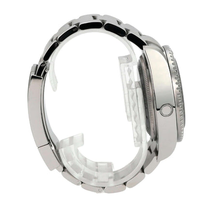 Seitenansicht der Rolex Sea-Dweller Deepsea 136660 D-Blue mit Edelstahlband und Keramiklünette.