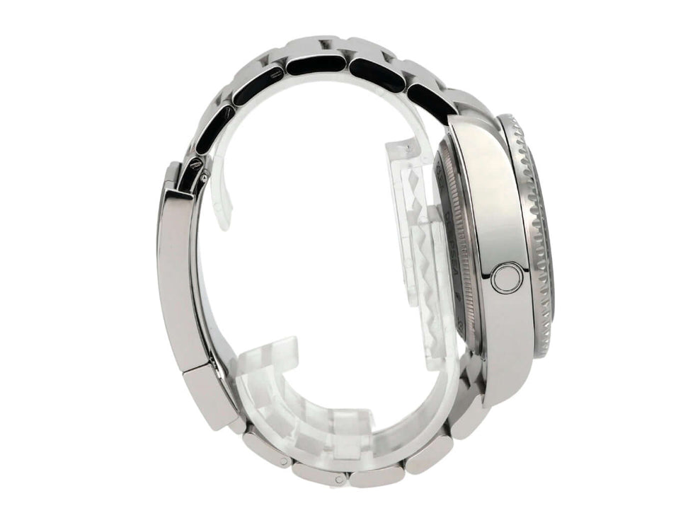 Seitenansicht der Rolex Sea-Dweller Deepsea 136660 D-Blue mit Edelstahlband und Keramiklünette.