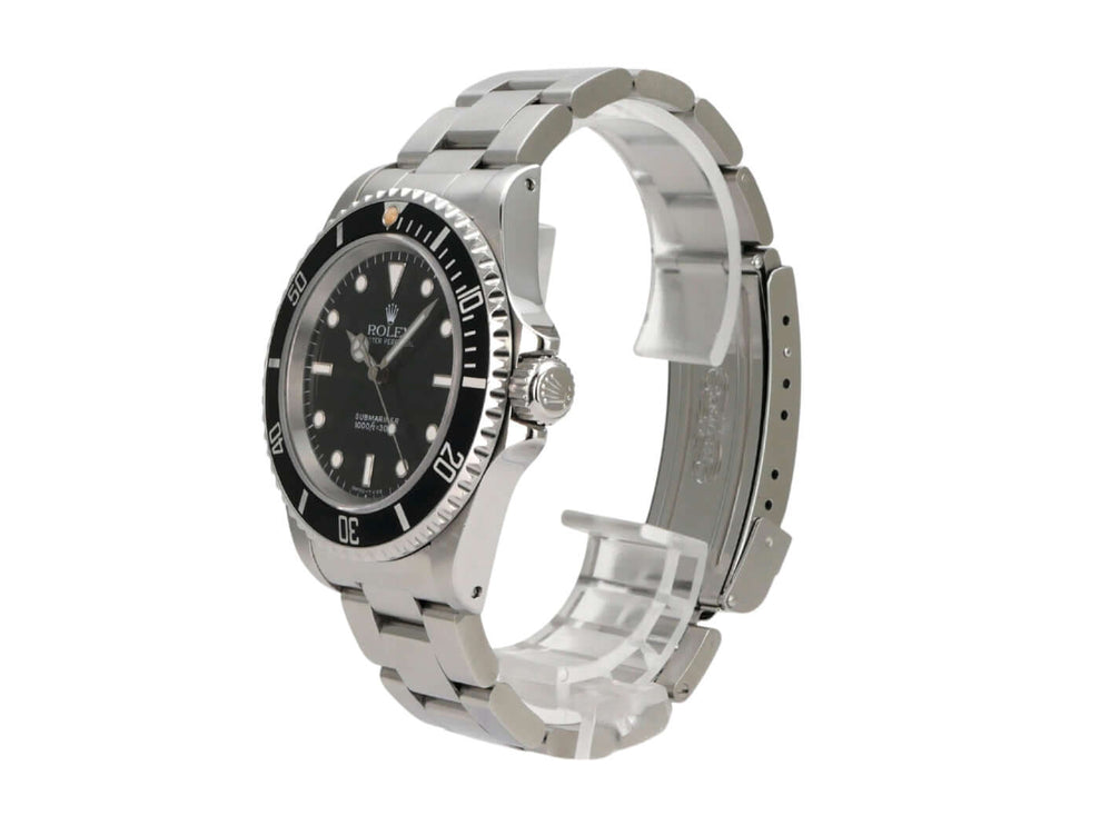 Rolex Submariner 40 Edelstahl 14060 mit schwarzem Zifferblatt und Edelstahlarmband im Seitenansicht.