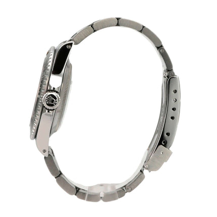 Rolex Submariner 40 Edelstahl 14060 seitliche Ansicht mit poliertem und satiniertem Edelstahlband.