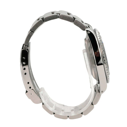 Rolex Submariner 40 Edelstahl 14060 seitlicher Blick auf das Edelstahlarmband und Gehäuse.