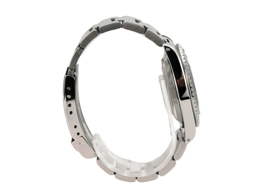 Rolex Submariner 40 Edelstahl 14060 seitlicher Blick auf das Edelstahlarmband und Gehäuse.