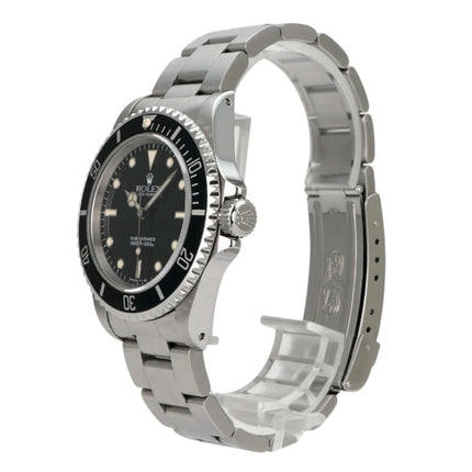 Rolex Submariner 40 Edelstahl 14060 mit schwarzem Zifferblatt und Edelstahlband, seitliche Ansicht.