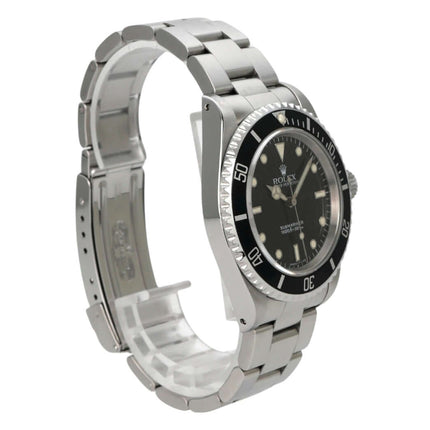 Rolex Submariner 40 Edelstahl 14060 seitliche Ansicht mit schwarzem Zifferblatt und Edelstahlband.