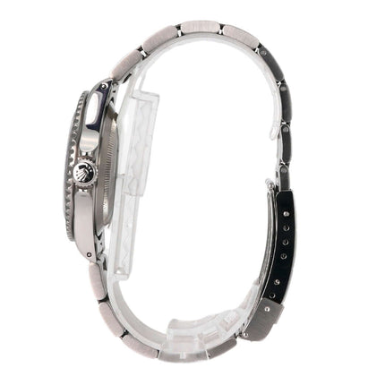 Seitenansicht der Rolex Submariner 40 Edelstahl 14060M mit poliertem Gehäuse und Oyster Armband, schwarzes Zifferblatt.