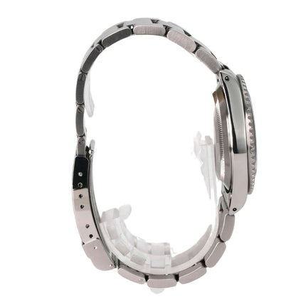 Rolex Submariner 40 Edelstahl 14060M Seitenansicht mit Oyster Armband und Sicherheitsfaltschließe in poliertem und satiniertem Edelstahl.