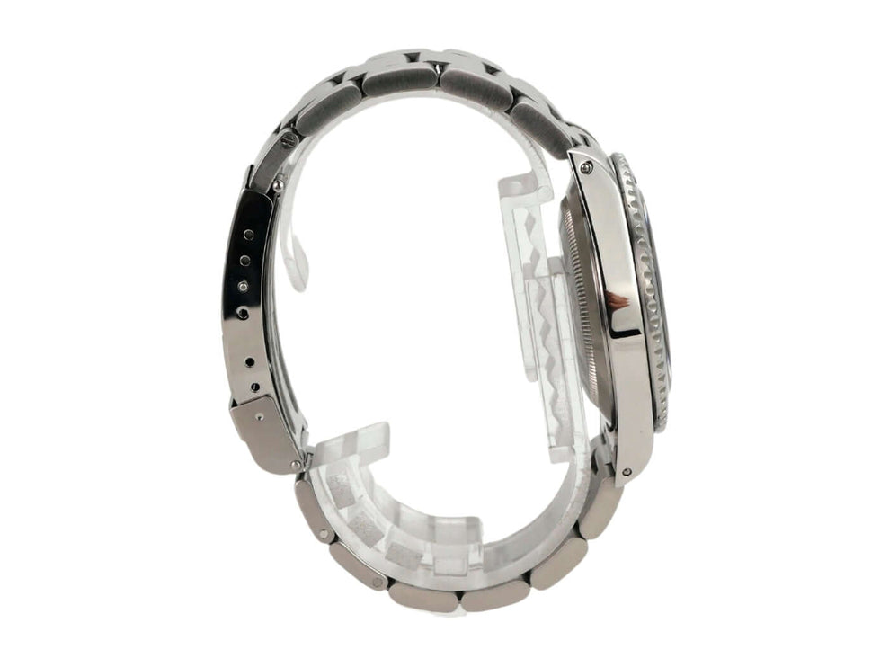 Detailansicht der Rolex Submariner 40 Edelstahl 14060M mit poliertem und satiniertem Gehäuse.