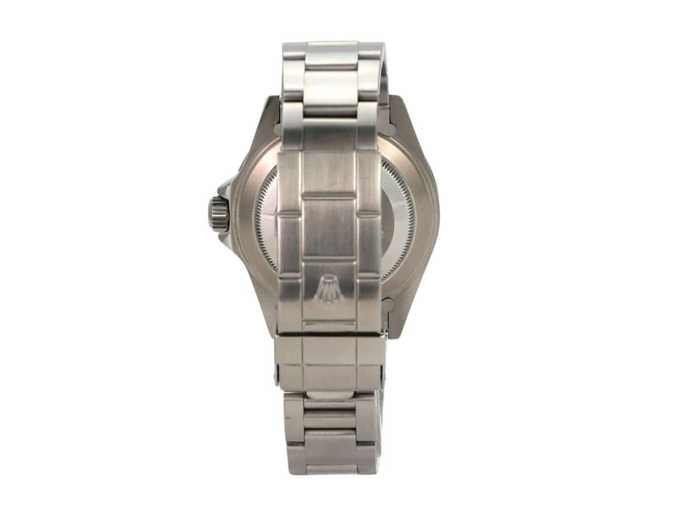 Rolex Submariner 40 Edelstahl 14060M Seitenansicht mit satiniertem Edelstahlarmband und Gehäuse.