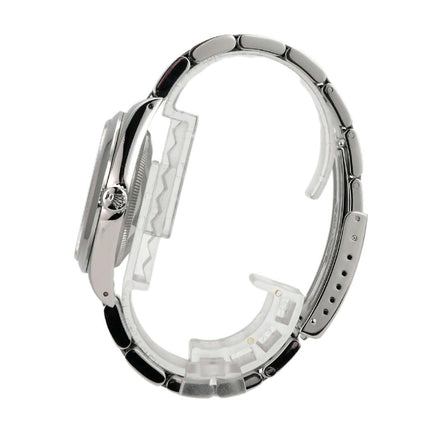 Seitenansicht der Rolex Explorer I Edelstahl 36 Ref. 14270 mit poliertem Armband und verschraubter Krone.