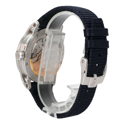 Audemars Piguet Code 11.59 15210BC.OO.A321CR.01 Detailaufnahme von der Seite mit blauem Textilband und Gehäuse aus Weißgold