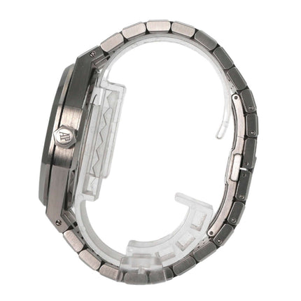 Audemars Piguet Royal Oak 15400ST Seitenansicht, Edelstahlgehäuse und -armband, poliert und satiniert, stilvolle Luxusuhr.