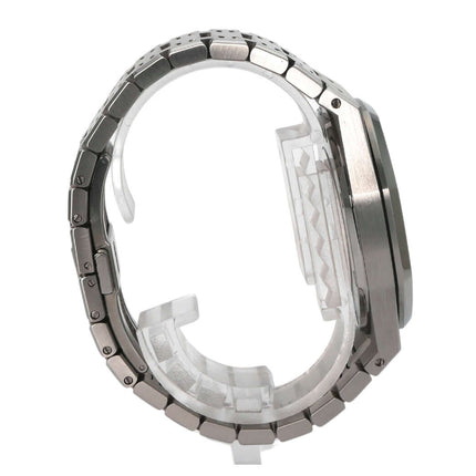 Seitliche Ansicht einer Audemars Piguet Royal Oak 15400ST.OO.1220ST.01 Uhr aus poliertem und satiniertem Edelstahlarmband.