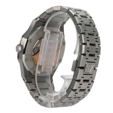 Rückansicht der Audemars Piguet Royal Oak 15400ST.OO.1220ST.01 mit Edelstahlarmband und Gehäuse, Sicht auf Uhrwerk.