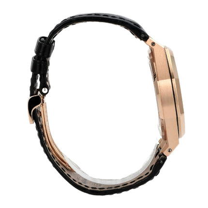 Seitenansicht der Audemars Piguet Royal Oak 15450OR.OO.D002CR.01 in Roségold mit schwarzem Krokodillederarmband.