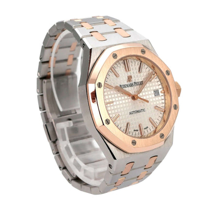 Audemars Piguet Royal Oak 15450SR.OO.1256SR.01 mit Edelstahl- und Roségold-Armband, silberfarbenem Zifferblatt.