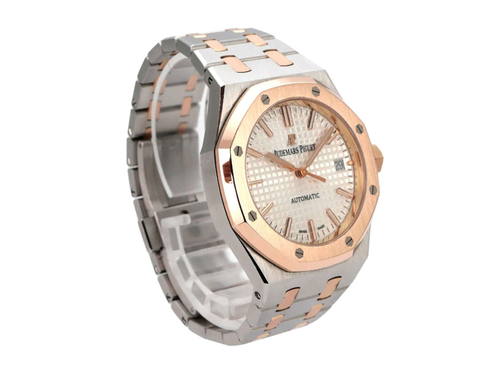 Audemars Piguet Royal Oak 15450SR.OO.1256SR.01 mit Edelstahl- und Roségold-Armband, silberfarbenem Zifferblatt.
