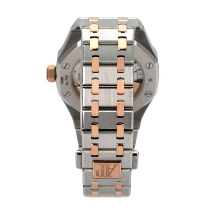 Audemars Piguet Royal Oak 15450SR.OO.1256SR.01 mit Edelstahl- und Roségoldarmband, seitliche Ansicht der Uhr.