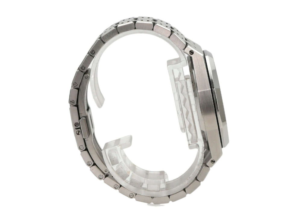 Seitenansicht der Audemars Piguet Lady Royal Oak 15450ST.OO.1256ST.01 mit Edelstahlgehäuse und Armband.