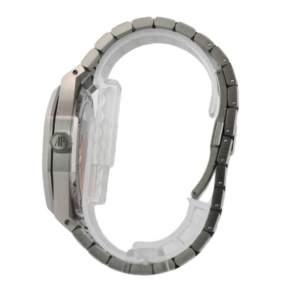 Seitliche Ansicht der Audemars Piguet AP Royal Oak 15500ST.OO.1220ST.02 mit poliertem und satiniertem Edelstahlband