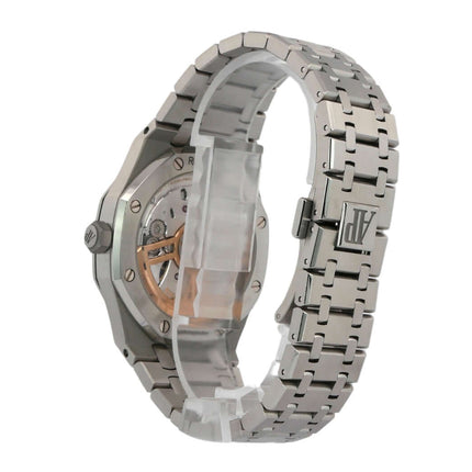 Rückansicht der Audemars Piguet AP Royal Oak 15500ST.OO.1220ST.02 aus Edelstahl mit Sicht auf das Automatikwerk und das Armband.