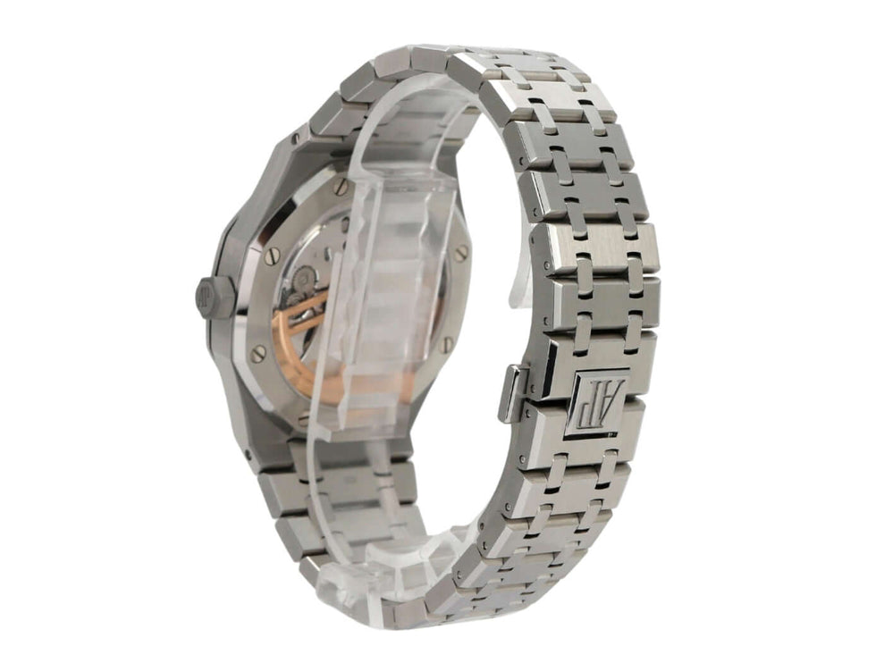 Detailansicht der Audemars Piguet AP Royal Oak 15500ST.OO.1220ST.04 mit Edelstahlarmband und Gehäuse.