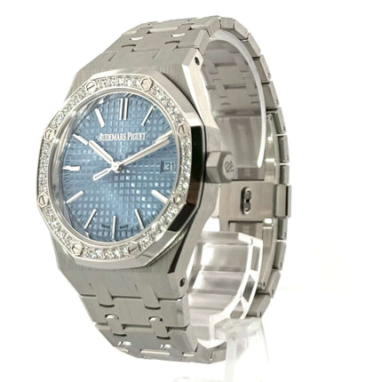 Audemars Piguet Royal Oak 15551ST.ZZ.1356ST.04, Edelstahlgehäuse und -armband, blaues Zifferblatt, Diamantlünette, seitliche Ansicht.
