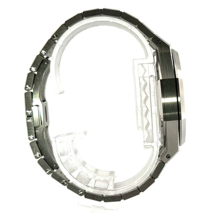 Seitenansicht der Audemars Piguet Royal Oak 15551ST.ZZ.1356ST.04 aus poliertem und satiniertem Edelstahl mit Diamant-Lünette und Edelstahlarmband.