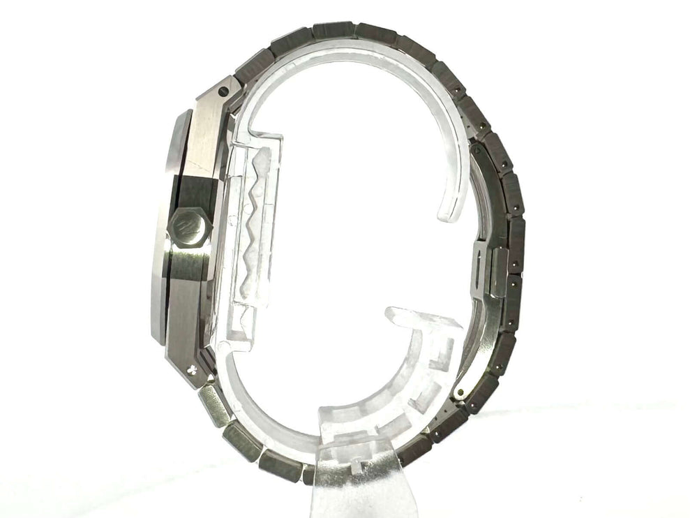 Seitansicht der Audemars Piguet Royal Oak 15551ST.ZZ.1356ST.04 mit poliertem Edelstahlgehäuse und Satin-Finish, Edelstahlarmband