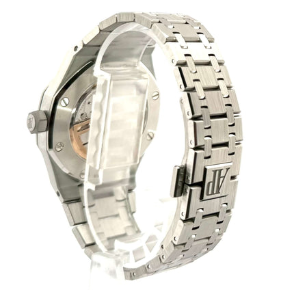 Rückansicht der Audemars Piguet Royal Oak 15551ST.ZZ.1356ST.04 mit Edelstahlarmband und AP-Logo auf der Faltschließe