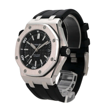Audemars Piguet Royal Oak Offshore Diver 15703ST.OO.A002CA.01 mit schwarzem Zifferblatt und Kautschukband.