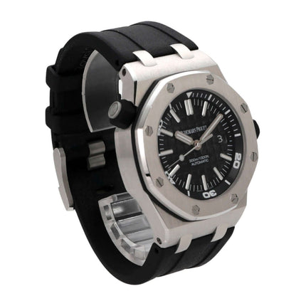 Audemars Piguet Royal Oak Offshore Diver 15703ST.OO.A002CA.01 mit schwarzem Kautschukband und schwarzem Zifferblatt.