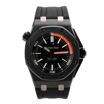 Audemars Piguet Royal Oak Offshore Diver Ceramic 15707CE.OO.A002CA.01 mit schwarzem Zifferblatt und Kautschukband.