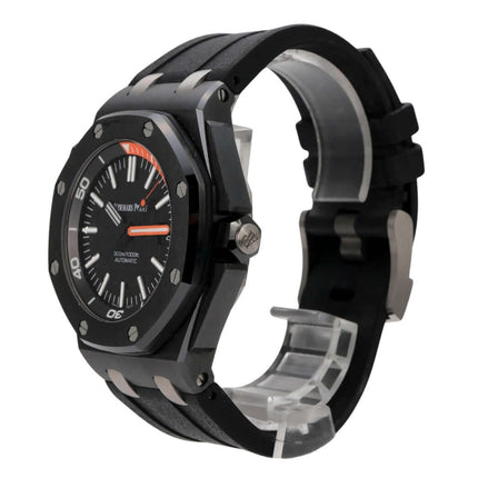 Audemars Piguet Royal Oak Offshore Diver Ceramic 15707CE.OO.A002CA.01 Seitenansicht mit schwarzem Kautschukband und Keramikgehäuse.