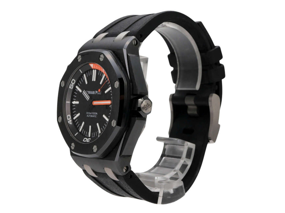 Audemars Piguet Royal Oak Offshore Diver Ceramic 15707CE.OO.A002CA.01 Seitenansicht mit schwarzem Kautschukband und Keramikgehäuse.