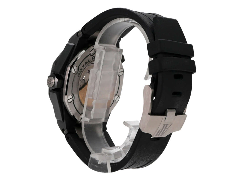 Audemars Piguet Royal Oak Offshore Diver Ceramic 15707CE.OO.A002CA.01 Rückansicht mit schwarzem Kautschukband und Titan Dornschließe.