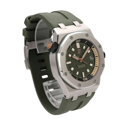 Audemars Piguet Royal Oak Offshore Diver 15720ST mit grünem Kautschukband und Edelstahlgehäuse, 42 mm Durchmesser.