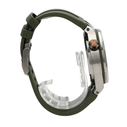 Seitenansicht der Audemars Piguet Royal Oak Offshore Diver 15720ST mit grünem Kautschukband und poliertem Edelstahlgehäuse.