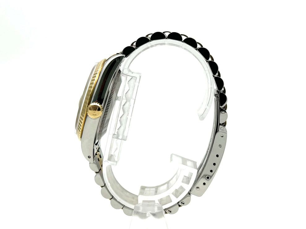 Seitenansicht der Rolex Datejust 36 Edelstahl-Gelbgold Ref. 16233 mit Jubile-Band und geriffelter Lünette aus 18 kt Gold.