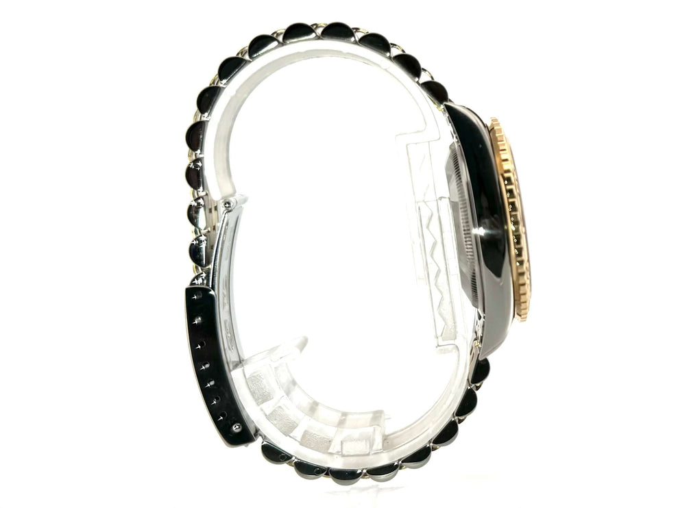 Seitenansicht der Rolex Datejust 36 Turn-O-Graph 16263 Champagner mit Jubile-Edelstahl und 18 kt Gelbgold Armband.