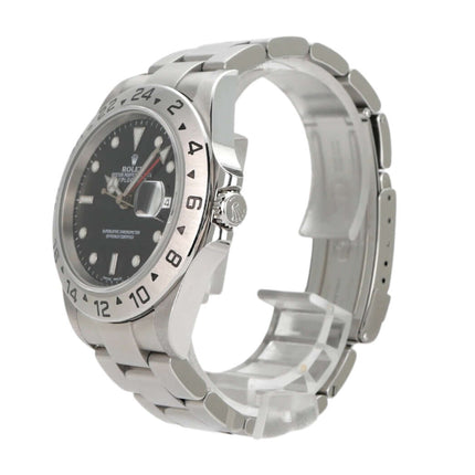 Rolex Explorer II Ref. 16570 mit schwarzem Zifferblatt und Edelstahlarmband, seitlicher Blick auf die Uhr.