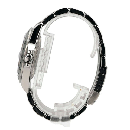 Seitenansicht einer Rolex Explorer II Ref. 16570 Uhr mit Edelstahl- und schwarzen Elementen.