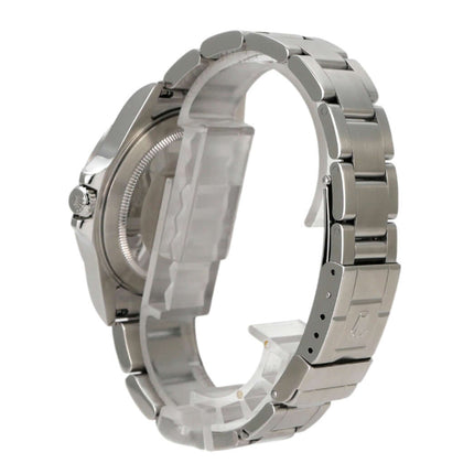 Seitenansicht einer Rolex Explorer II Ref. 16570 mit Edelstahlarmband und Sicherheitsfaltschließe.