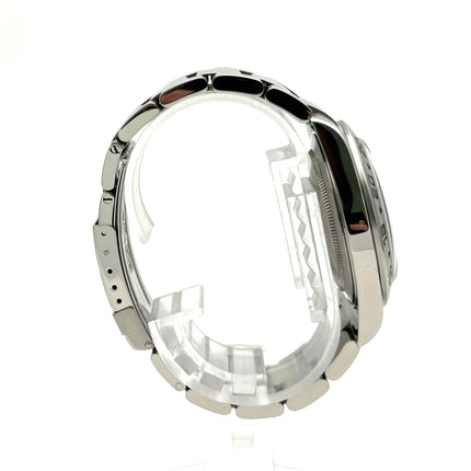 Seitliche Ansicht der Rolex Explorer II Ref. 16570 mit poliertem und satiniertem Edelstahlgehäuse und Oyster Armband.