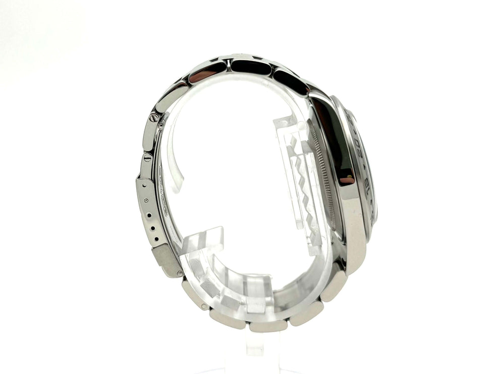 Seitliche Ansicht der Rolex Explorer II Ref. 16570 mit poliertem und satiniertem Edelstahlgehäuse und Oyster Armband.