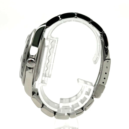 Seitenansicht der Rolex Explorer II Ref. 16570 aus Edelstahl mit poliertem und satiniertem Gehäuse und Armband.