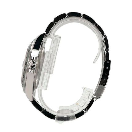 Seitenansicht der Rolex Explorer II Edelstahl 16570T mit satiniertem Armband und schwarzer Lünette.